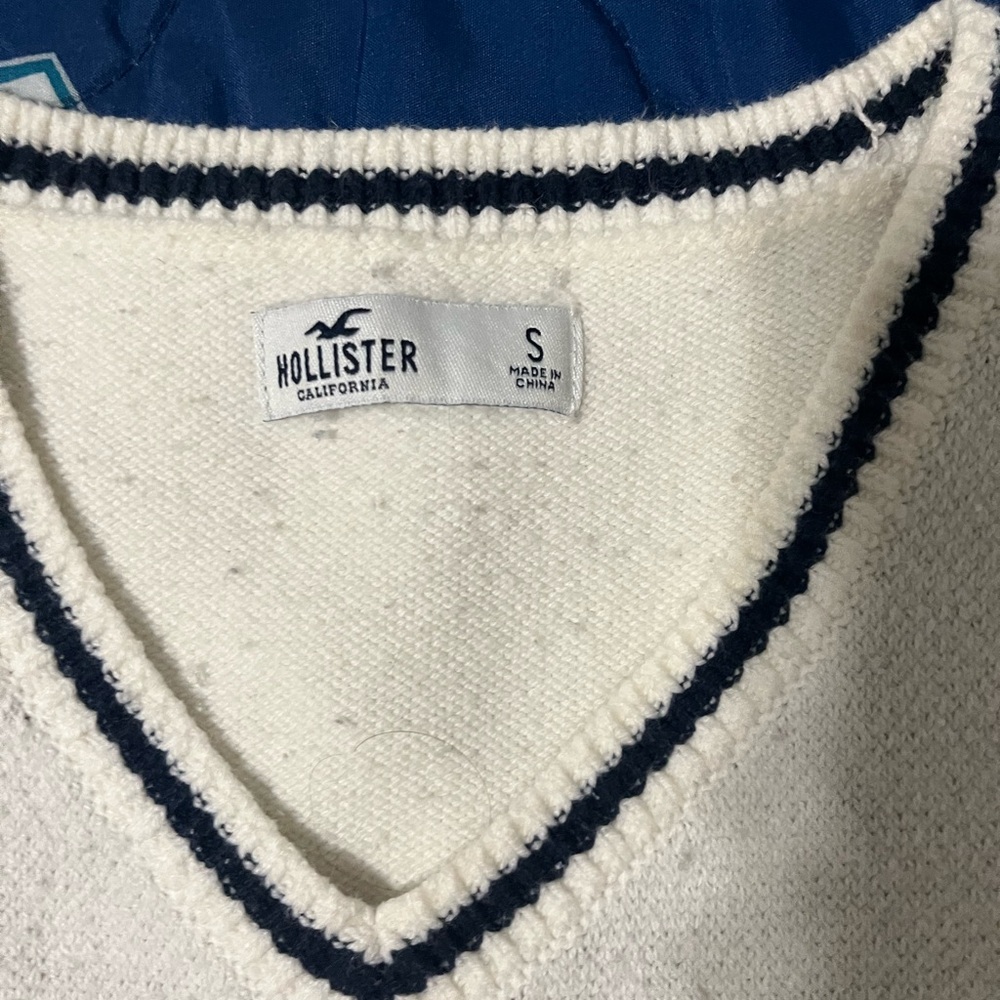 Hollister Men's Cream V-Neck Sweater